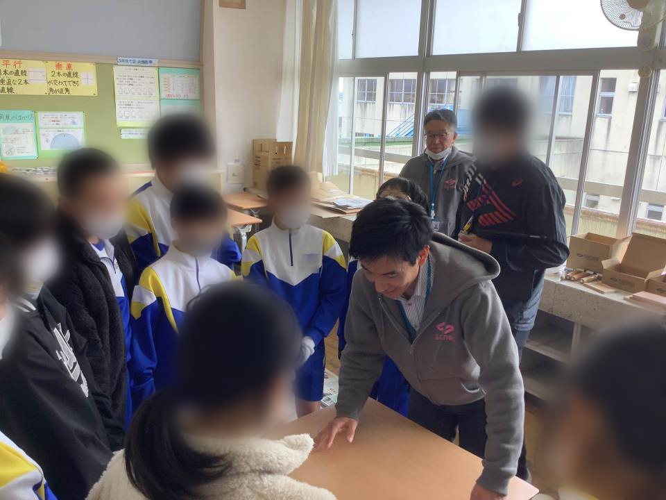 大形小学校天板張替えの様子